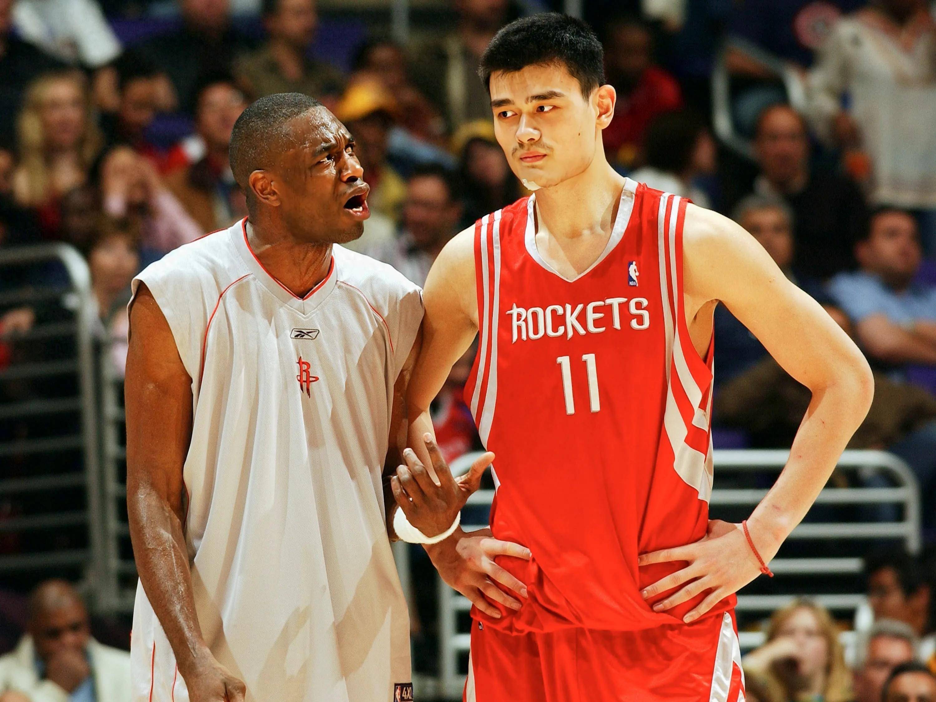 开云娱乐官网 - 穆古鲁扎关键节点精彩发挥，老鹰带队取胜！